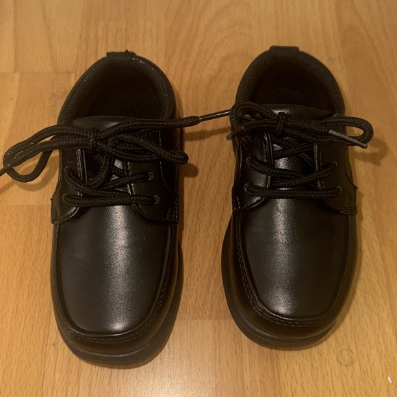 LIKE NEW TODDLER DRESS SHOES - Picture 2 of 4